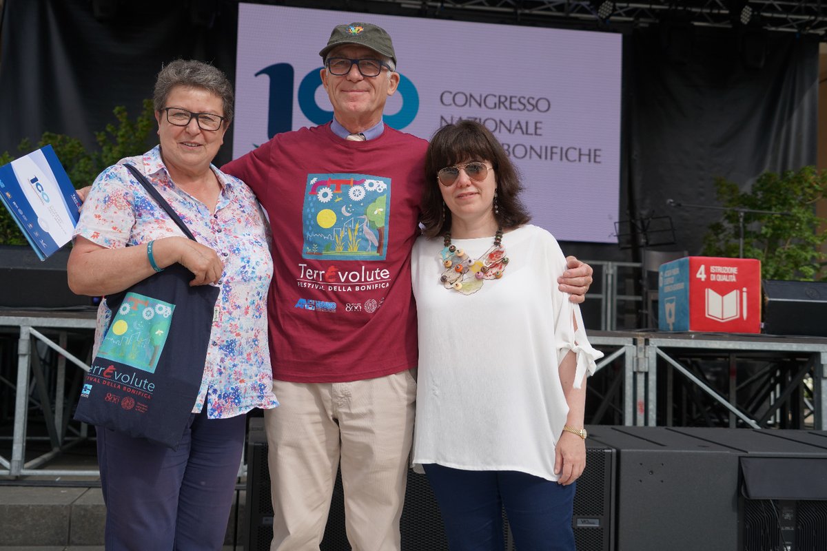 SanDonaOfficial's tweet photo. Stamattina gli alunni di tutte le scuole primarie di San Donà in Piazza Indipendenza per dare il via ufficialmente alla V° edizione di TerrEvolute - Festival della Bonifica @terrevolute @AnbiVeneto @ConsorzioPiave https://t.co/etGawEEhPj
