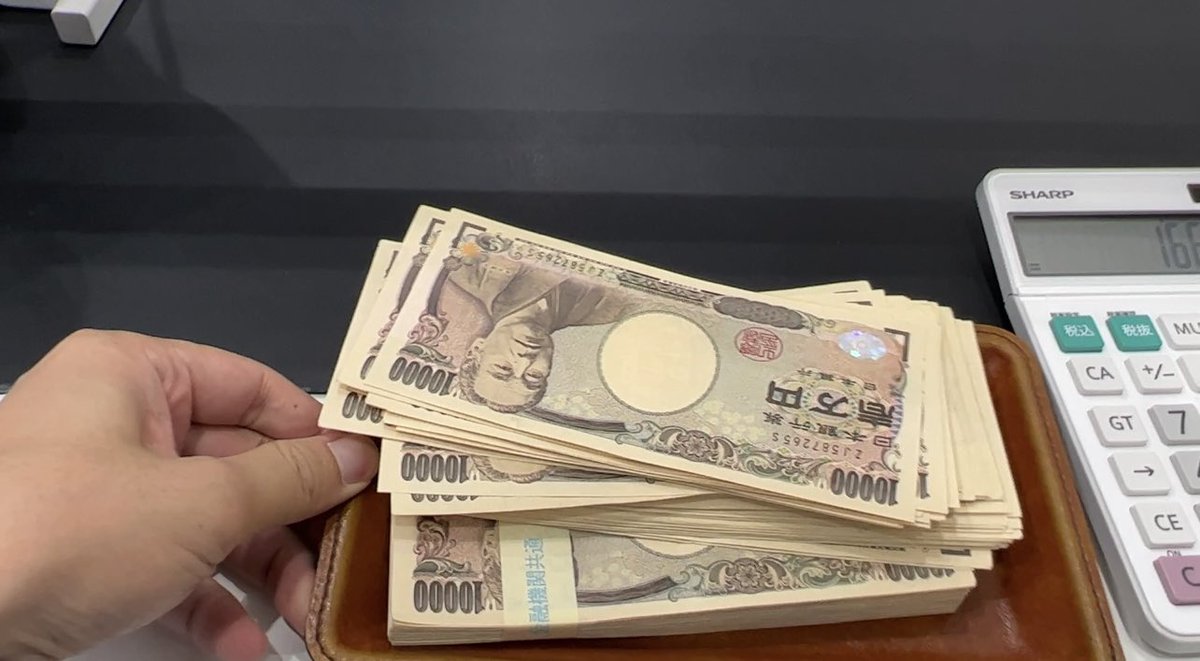 ポーカー世界大会に向けて追加でドルの両替をしました。弾丸は用意できました🔥 だいたい減りますし負けたら痛いですけど、掴んだらデカイです💰  お金は金庫に保管します。