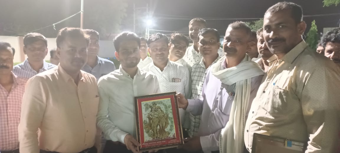 rathour2's tweet image. पिंटू यादव जी के यहां भागवत कथा का प्रसाद ग्रहण किया साथ ही 
भगवत कथा के आयोजकों के द्वारा भगवान् श्रीकष्ण व् राधा जी की मूर्ति भेंट स्वरूप प्राप्त हुई !!

#hirner #agra #Shamshabad #bhagwatkatha #Prasad #shrikrishna #radhakrishna