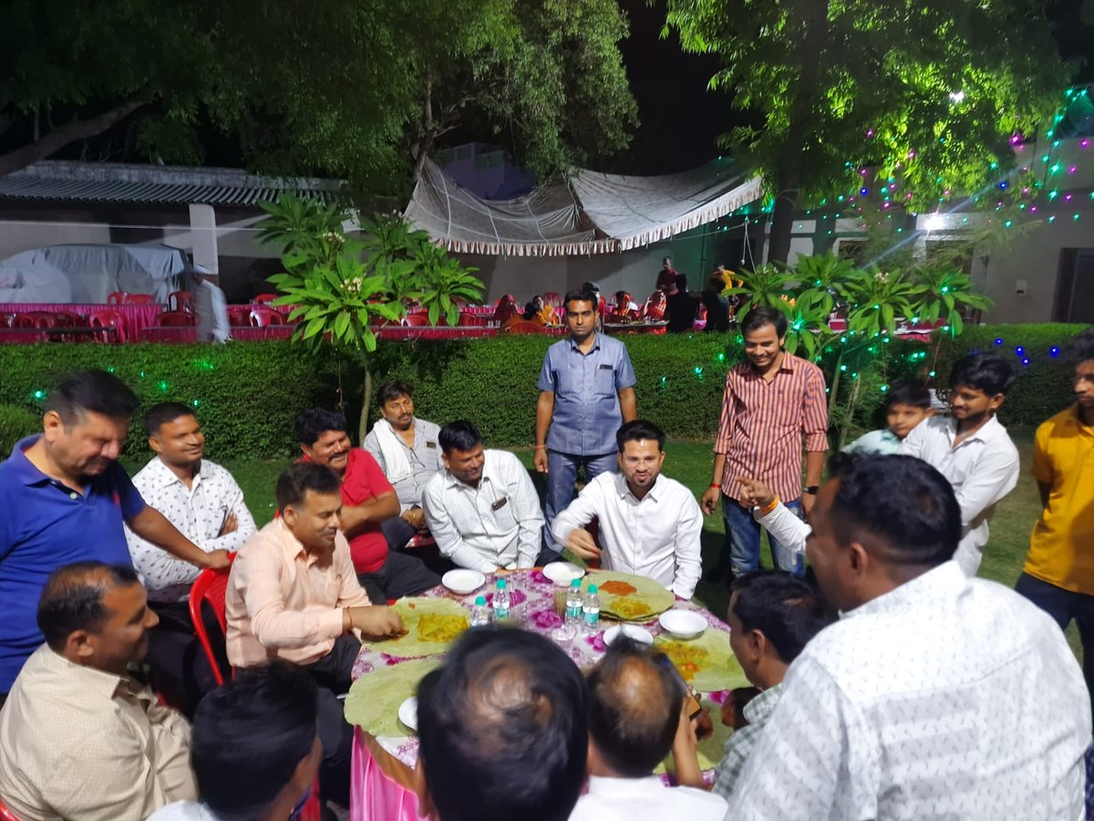 rathour2's tweet image. पिंटू यादव जी के यहां भागवत कथा का प्रसाद ग्रहण किया साथ ही 
भगवत कथा के आयोजकों के द्वारा भगवान् श्रीकष्ण व् राधा जी की मूर्ति भेंट स्वरूप प्राप्त हुई !!

#hirner #agra #Shamshabad #bhagwatkatha #Prasad #shrikrishna #radhakrishna