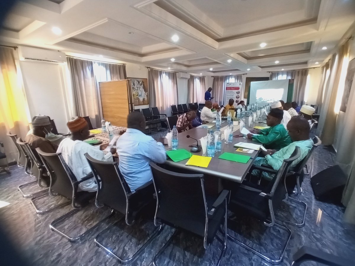 DigaMathieu's tweet image. Début des travaux 📝 et des échanges avec la #keynote de @ParfaitTaiwe1 ✒️📲 de l&apos;association @BloggersCM dans le cadre de la clôture de notre #ChallengeCCOM 🏆🥈 auprès de nos communes partenaires du Nord #PRADEC. bit.ly/fbpradec