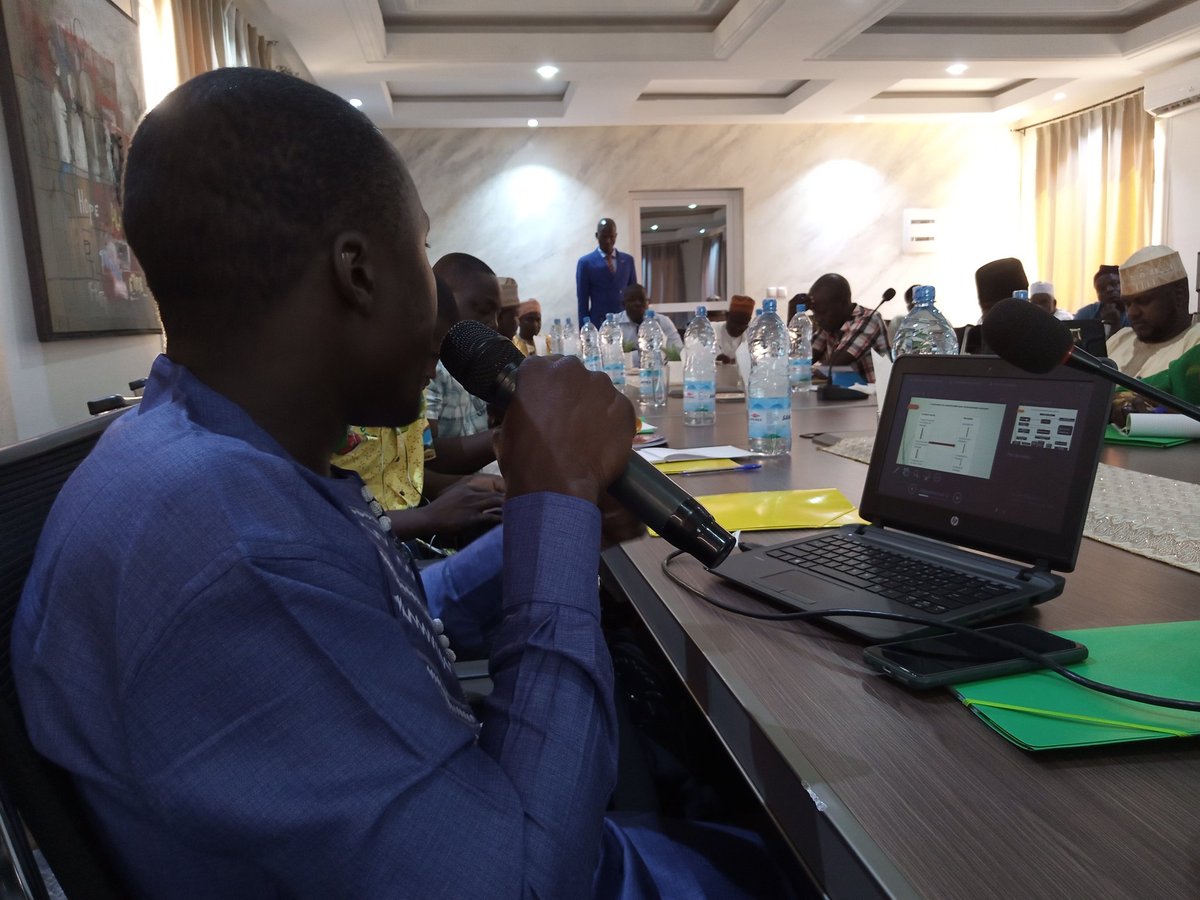 DigaMathieu's tweet image. Début des travaux 📝 et des échanges avec la #keynote de @ParfaitTaiwe1 ✒️📲 de l&apos;association @BloggersCM dans le cadre de la clôture de notre #ChallengeCCOM 🏆🥈 auprès de nos communes partenaires du Nord #PRADEC. bit.ly/fbpradec