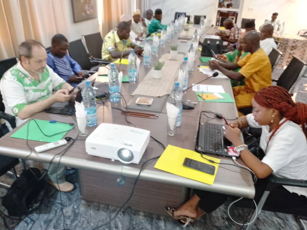 DigaMathieu's tweet image. Début des travaux 📝 et des échanges avec la #keynote de @ParfaitTaiwe1 ✒️📲 de l&apos;association @BloggersCM dans le cadre de la clôture de notre #ChallengeCCOM 🏆🥈 auprès de nos communes partenaires du Nord #PRADEC. bit.ly/fbpradec