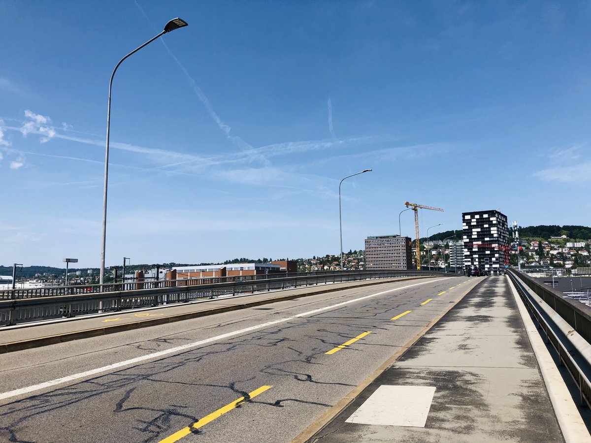 «Liebe Duttweilerbrücke, von der gähnenden Leere des Industriequartiers bringst du die Blechlawinen über das Gleisfeld zur öden Hohlstrasse, die Szenis von der ZHdK zurück in den Kreis 4 und die Schweine von der Autobahn zur Endstation Schlachthof.» 
tsri.ch/zh/liebesbrief…