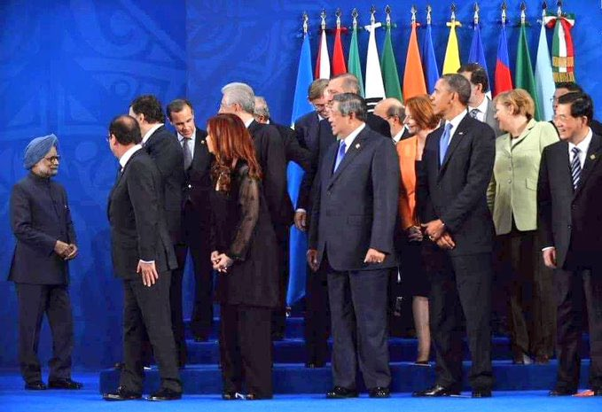 योग्यता और व्यक्तित्व में गरिमा हो तो दुनिया के सबसे ताकतवर नेता भी आपकी बात गौर से सुनते हैं। 

वरना बराती में पैसा लूटते बच्चों की तरह हपक-हपक कर, गले पड़कर इज्जत कमाने का नाकाम प्रयास करना पड़ता है।