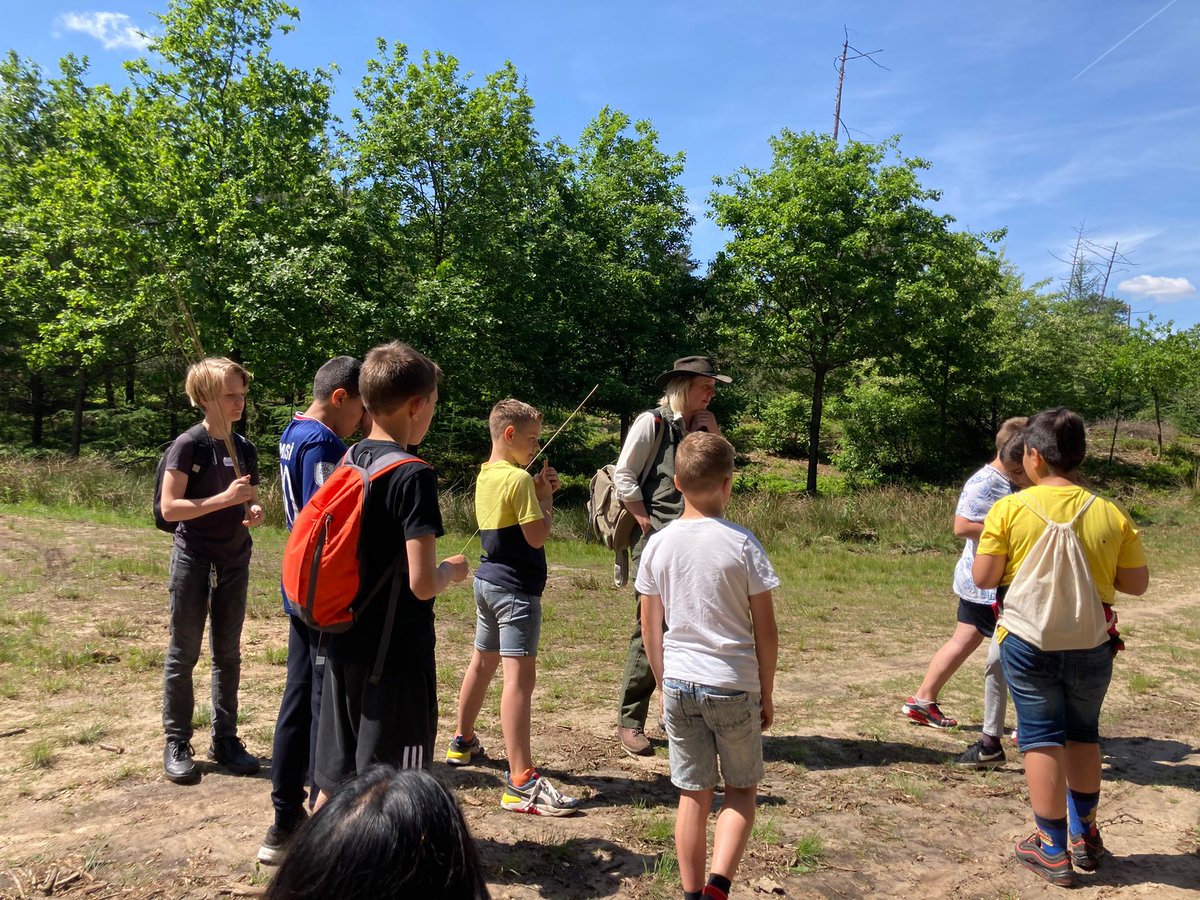 Op zondag 22 mei mochten we met <a href="/BoswachterJael/">Jaël Bergwerff</a> op stap! Zij nam ons mee naar de “zoel” waar we o.a. de sporen van wilde zwijnen konden vinden.  In het educatief centrum bij het Leesten was er vervolgens ook nog van alles te zien en te ontdekken.