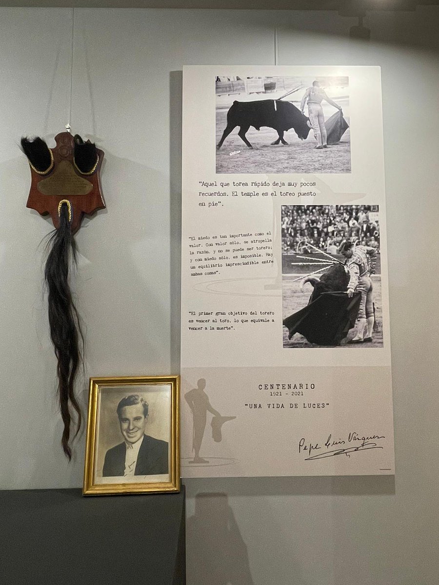 casado_martin's tweet photo. Muy interesante la muestra "Pepe Luis Vázquez, una vida de luces" que se puede contemplar hasta final de mes en el Ayuntamiento de Sevilla.

Una exposición a la altura de la efeméride y en un marco incomparable.

Ojalá tomaran nota en otros sitios, chapó por los organizadores 👏 https://t.co/jR4cyBlZXQ