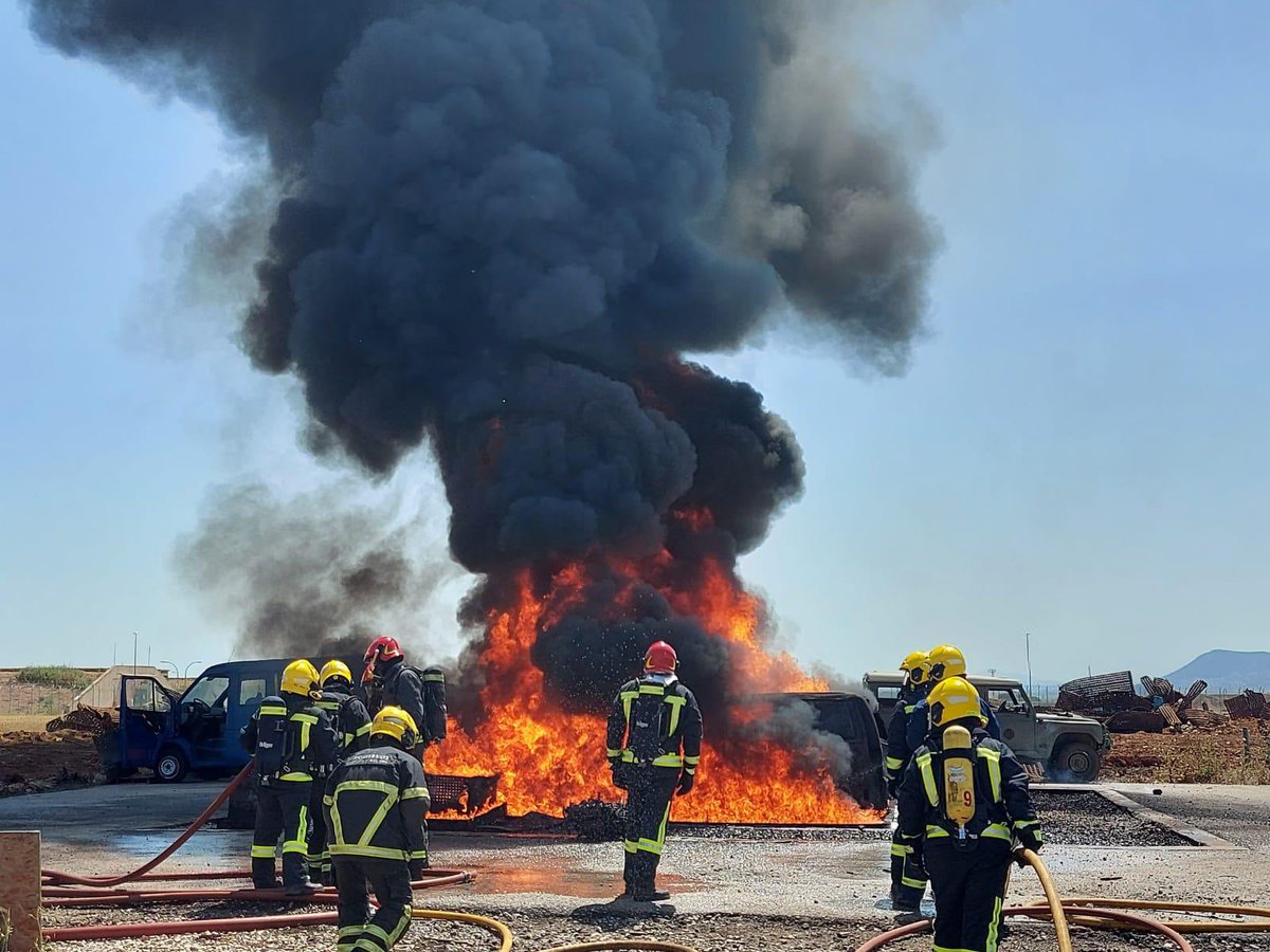 EjercitoAire's tweet photo. Haciendo gala de un gran espíritu de equipo, los instructores de la Sección de Rescate y Contraincendios 🚒🧑🏻🚒 de la #BAMO proporcionan formación de fuegos 🔥 con hidrocarburos al personal de las bases aéreas de #Armilla y #Málaga y #EVA3, #EVA9 y #EVA11.
#SomosElAire @Defensagob https://t.co/RU4NvHHRVq