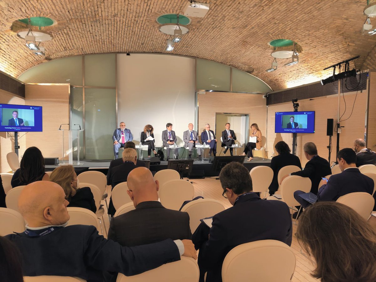 Ambrosetti_'s tweet image. #TechForum2022PA #TFW2022 il digitale e i talenti come driver di trasformazione al centro del dibattito della tavola rotonda. Parte Mauro Colombo @HPE sui #dati al centro dell&apos;evoluzione della #PA