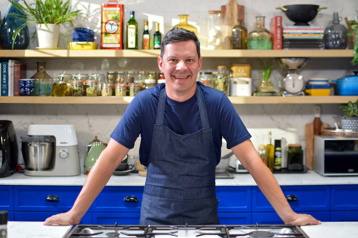 Die <a href="/kykNETtv/">kykNET TV</a> kookprogram, #TiaanProe met <a href="/ChefTiaan/">Tiaan Langenegger</a> is iets om na weekliks uit te sien, met maklike, lipafleklekker-geregte van Sondagtafelkos tot kinderhappies met 'n twist. Lees meer oor die chef en sy liefde vir kos hier: bit.ly/Terloops_Tiaan…