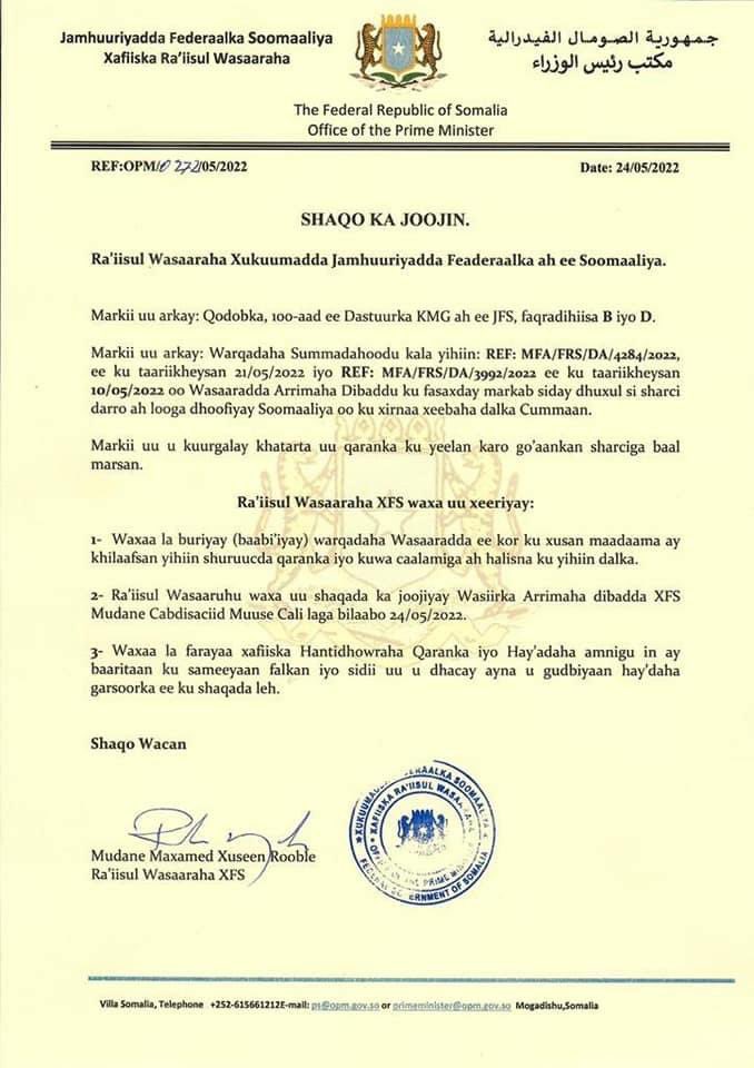 MohamedDekAbdal's tweet photo. PM @MohamedHRoble says he has suspended Foreign Affairs Minister Abdisaid Muse Ali for allegedly #authorizing the release of a ship which has illegally transporting #charcoal from #Somalia. The ship was nabbed in #Oman and the minister is said to have asked for its release https://t.co/Bd90Oxs2Gz