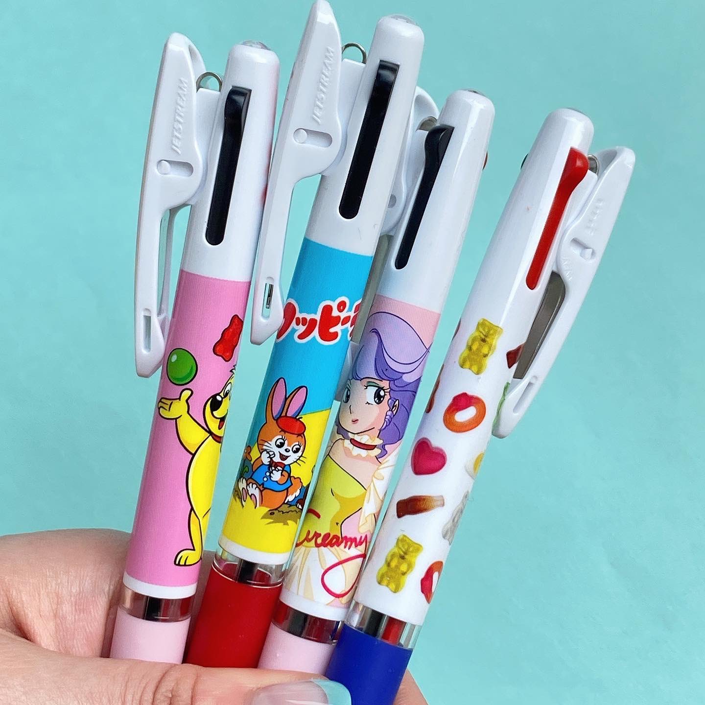 サンキューマート 公式 年間売上1億本のボールペン ジェットストリーム サンキューマートに12種の限定コラボデザインが仲間入り なめらかな書き心地の赤黒2色 0 5mmです 390円 税込429円 全国店舗にて入荷次第順次発売スタート T Co