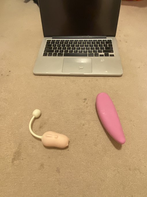 多咗人約我玩video call+吸吸蛋🥰好正💦噚晚仲玩到由地毯射到去電腦🤦🏻&zwj;♀️會唔會太誇張🤣🤣🤣 #sex #satisfyer #sexvideocall #sexchat #hkcouple<a href="/tag/sex"class="tags">#sex</a><a href="/tag/sexchat"class="tags"><span>#sexchat</span></a><a href="/tag/satisfyer"class="tags"><span>#satisfyer</span></a><a href="/tag/%E6%B7%AB%E5%A6%BB"class="tags"><span>#淫妻</span></a><a href="/tag/hkcouple"class="tags"><span>#hkcouple</span></a><a href="/tag/hksexygirl"class="tags"><span>#hksexygirl</span></a>