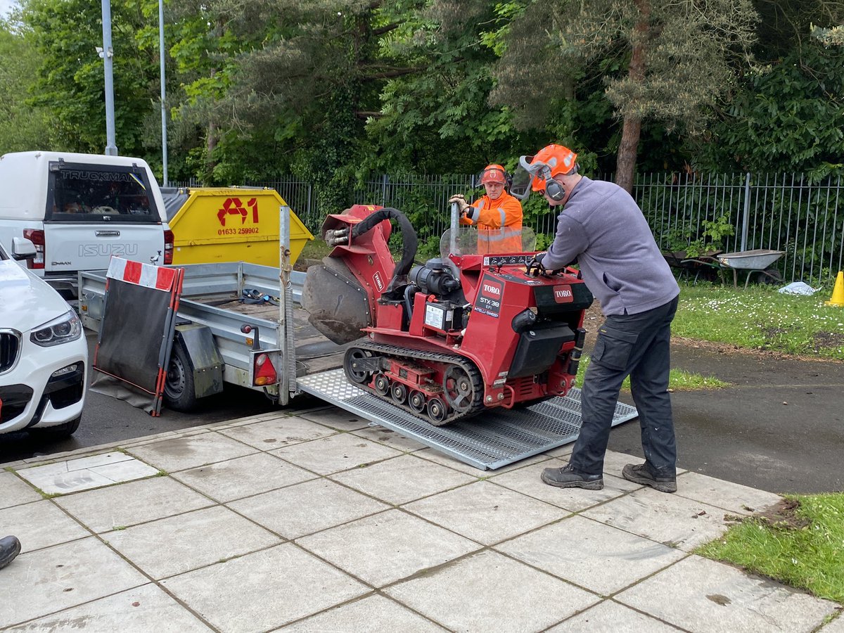 Great stump grinder  #training session today with <a href="/forestparkgarde/">Forest Park & Garden</a>! 

Will come in really useful so that we can remove the stumps left over from the #laurel removal!