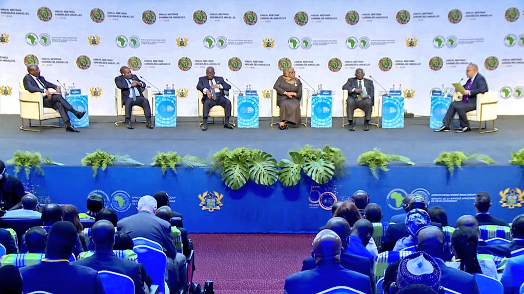 PrimatureRwanda's tweet photo. Uyu munsi, Minisitiri w’Intebe Dr. Edouard Ngirente yahagarariye Perezida Kagame mu nama ya 57 ya Banki Nyafurika Itsura Amajyambere i Accra muri Ghana. Yitabiriye Ikiganiro cy’Abakuru b’ibihugu ku mahirwe n’imbogamizi mu iterambere rya Afurika.
#AfDBAM2022 https://t.co/vFEIigfoFi