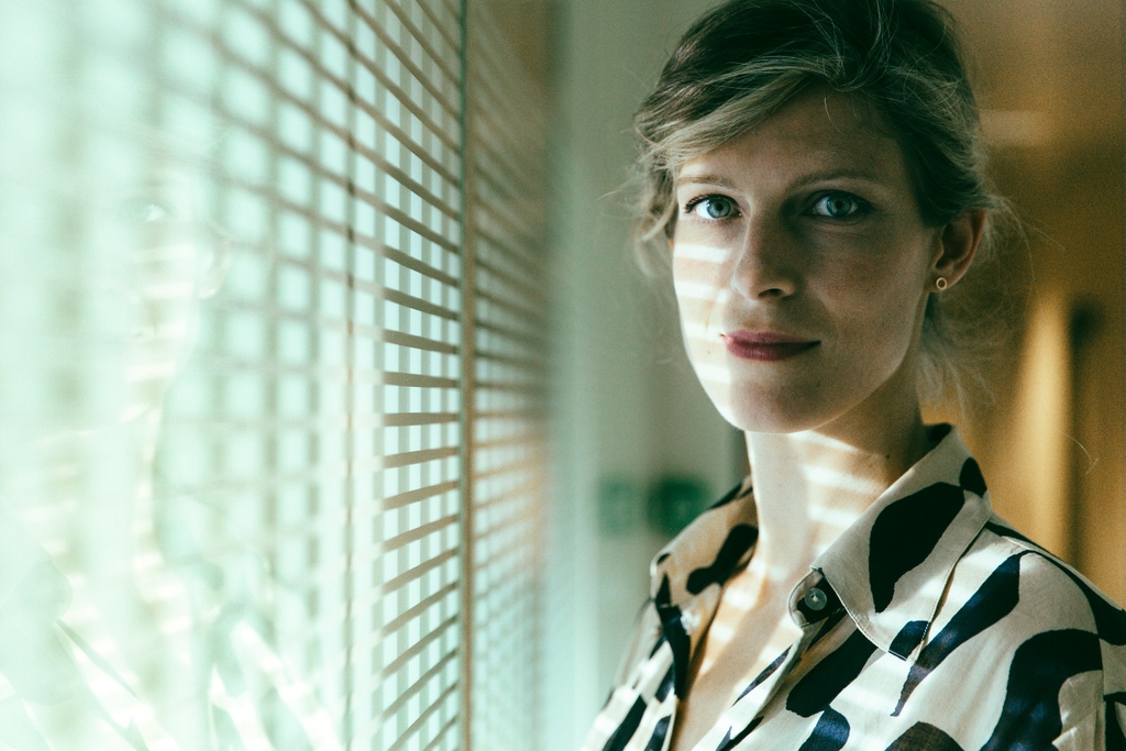 KN_Detectives's tweet image. Na een aanrijding wordt er een lijk aangetroffen in de achterbak van een bekende dealer. Inspecteur Sophie probeert haar plek in het team te verdienen en duikt in de zaak. 🕵️‍♂️

🔍 KRO-NCRV Crime: #sophiecross (S1), zaterdag 28 mei om 20.25 uur bij @KroNcrv op @NPO3.