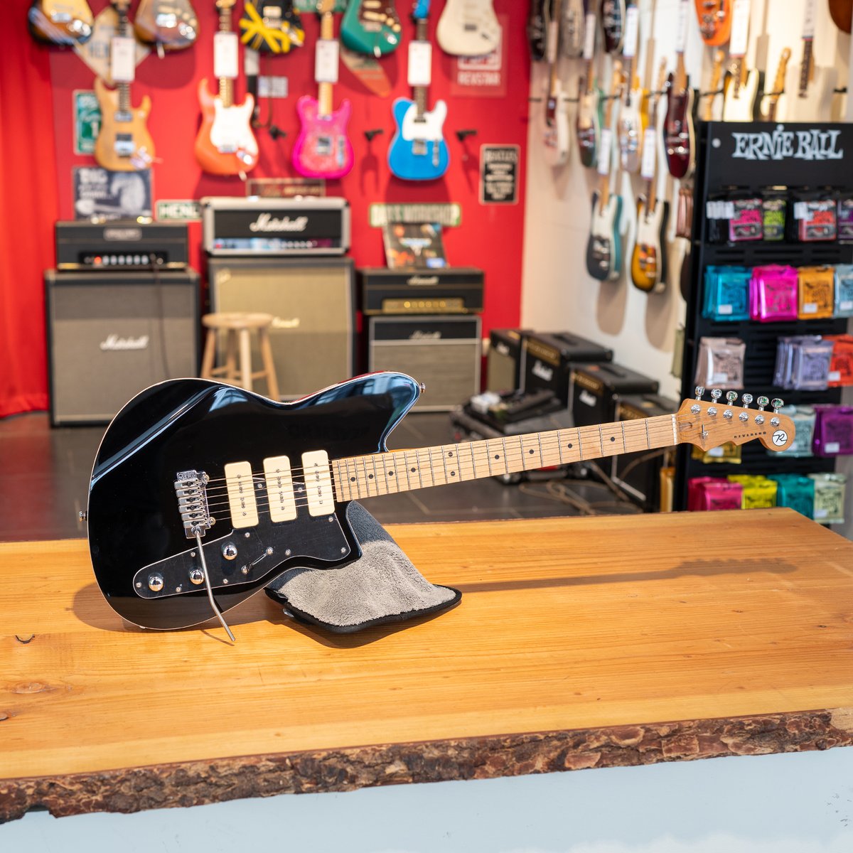 The Reverend Jetstream 390 midnight black. Whatever the style ... Fat, raw and bluesy but with just the right amount of bite to cut through. #groovestreet98bxl #groovestreet98 #groovestreet #reverendguitars #jetstream390 #chargerHB #mantaray #doubleagentw #doubleagentog