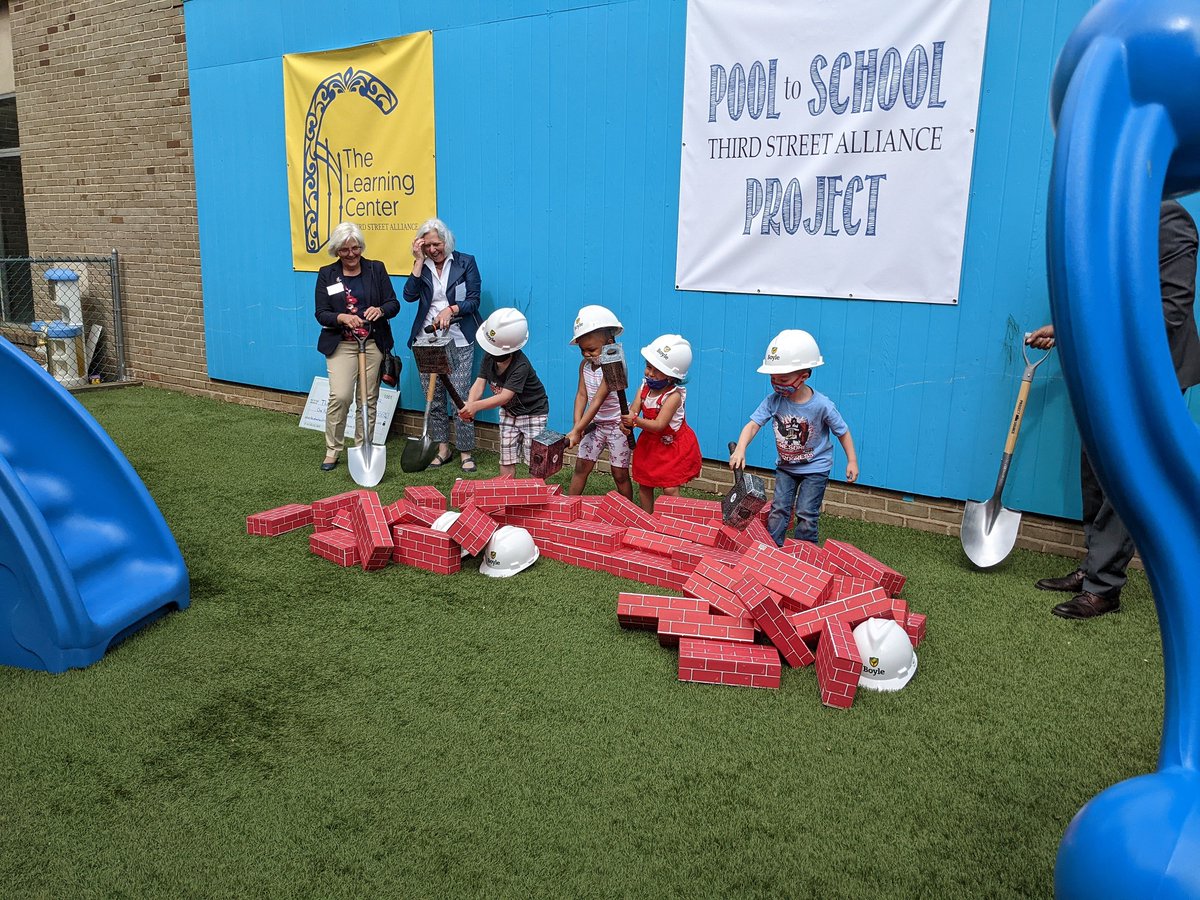 ThirdStAlliance's tweet photo. After sitting unused and drained for more than 10 years, our pool will be undergoing a major transformation into classroom space for The Learning Center!

Thank you to Mayor Sal Panto for presenting a $150,000 check for the project! We are so grateful for the City's support! https://t.co/RBVqadVsQU