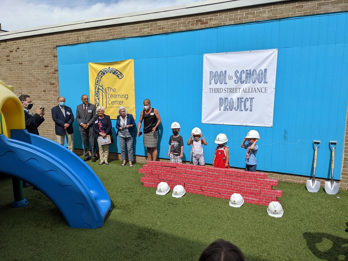 ThirdStAlliance's tweet photo. After sitting unused and drained for more than 10 years, our pool will be undergoing a major transformation into classroom space for The Learning Center!

Thank you to Mayor Sal Panto for presenting a $150,000 check for the project! We are so grateful for the City's support! https://t.co/RBVqadVsQU