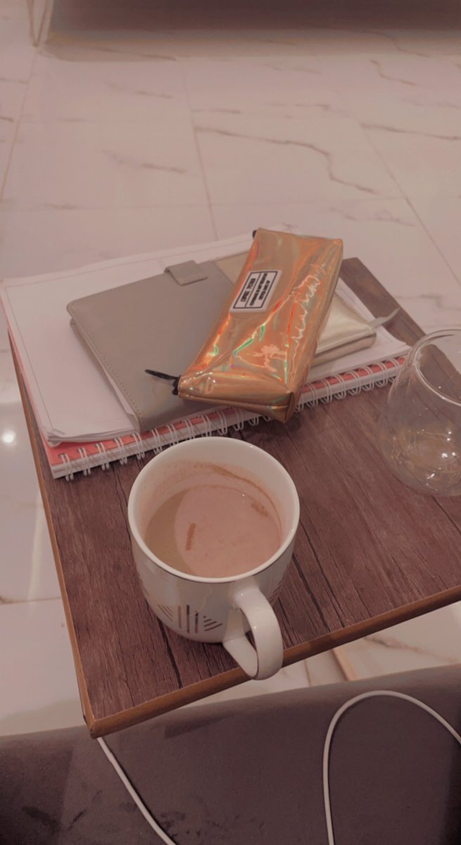 جالسه اتامل الكتاب اقول يمدي يومين اخلصه او لا 🙃
وباقي جزء الثاني منطول احسبه مو معنا طلع داخل معنا بالفاينل 💔🥲 
ووراي الغدا اصلحه المغرب شكلي بزين الغدا ثم اذاكر بروقان💔🥲بدون هموم