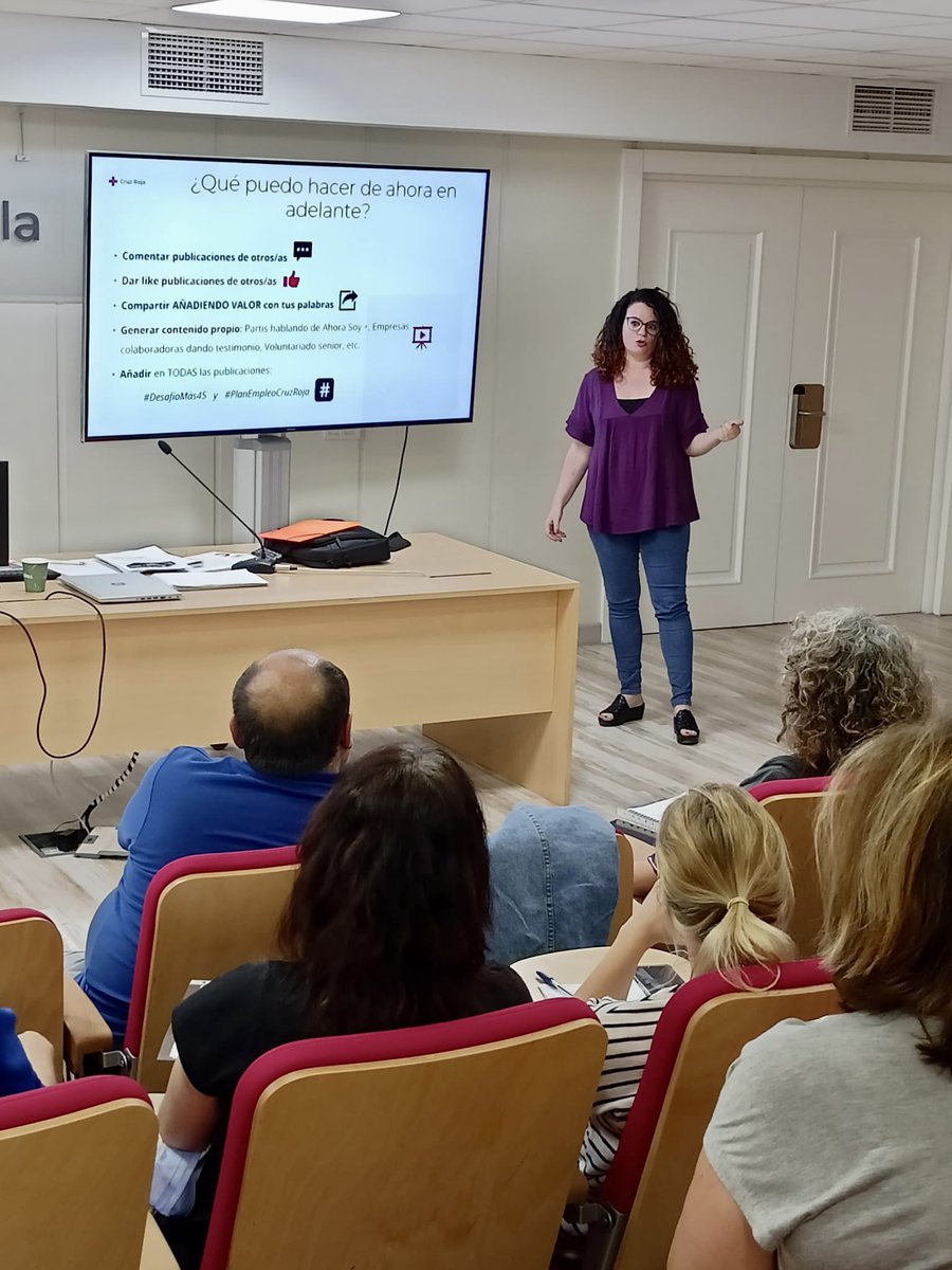 LaraVidalGlez's tweet photo. ¿Es mejor republicar, comentar o favear? Hoy he estaso un ratito con GENTE, los equipazos que trabajan por la empleabilidad de las personas mayores de 45, comentando cómo trabajar por la sensibilización a nivel individual para tener repercusión a nivel global ❤️ #Reencuentros https://t.co/qCF93pHcX9