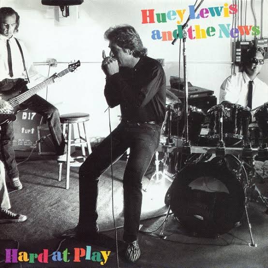 TPetty59155381's tweet photo. 今夜の #オヤスミの1枚
#HueyLewisandTheNews/#HardAtPlay/#1991年
ベイエリアのクラブバンドらしいライヴ感溢れる方向に戻った6枚目。
得意のドゥー・ワップ、R&R、パブロックなど、とにかく楽しい1枚。
#NoMoreWar
PVがアルバムジャケになってるこの一曲
#CoupleDaysOff
https://t.co/Wx0DvnTDrk https://t.co/BV57UipI68