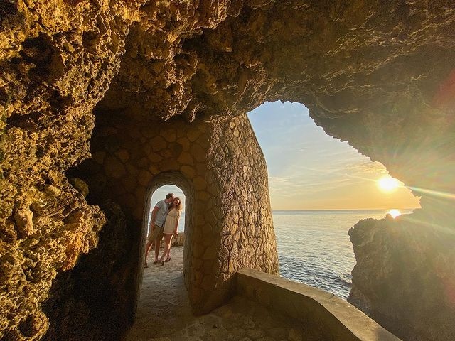 TheCavesHotel's tweet photo. Sunset watching from a beautiful cave at The Caves...
#Vacation #TheCaves #Negril #Romancefactor #romanticescapes #Beautifuldestinations #boutiqueproperty #Spring #Summer #2022 #Jamaica
π·@melllyware https://t.co/EQbovIYyun