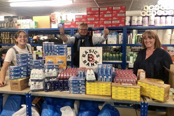 New Forest Basics Bank has been getting bigger and better to serve more people. As well as the main depot in Lymington there's now also a weekly "Larder" van delivering a huge range of both pre-packed and fresh food and an army of volunteers helping. lymington.com/new-forest-bas…