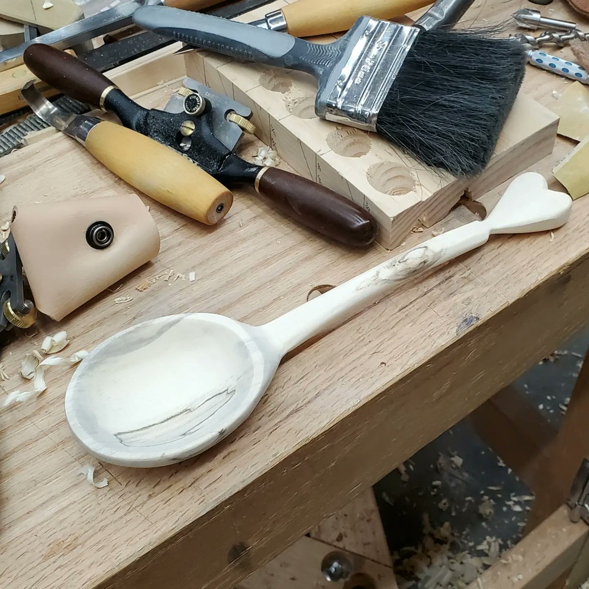 MosquitoMade's tweet photo. First spoon carving adventure; not sure dry maple is a right choice for a first carving but we got there in the end. Ended up as a mother's day gift to my wife.  I like the octagonal handle on it

#woodworking #handtools #carving #woodcarving #carvingwood #spoon #spooncarving https://t.co/WfsWjDO022