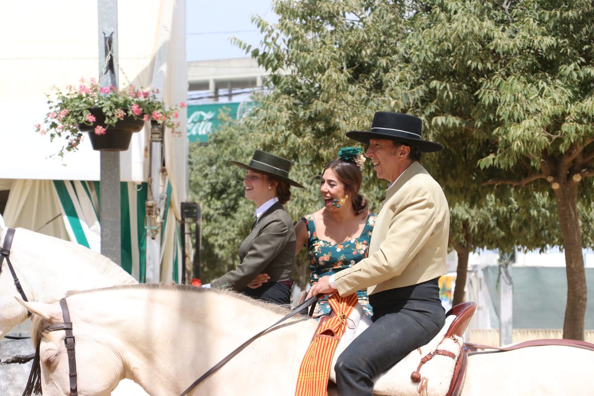OLESOL_DUBLIN's tweet photo. Some photos from #Feria2022 de #Córdoba, a celebration of #flamenco and its rich tradition and culture. The display of Andalusia's traditional music, dance and dress is something to behold..💃🐎🎡 #Spanishlanguageandculture #feria #sevillanas #oleschooloflanguages #olesol https://t.co/3rByiPDEZZ