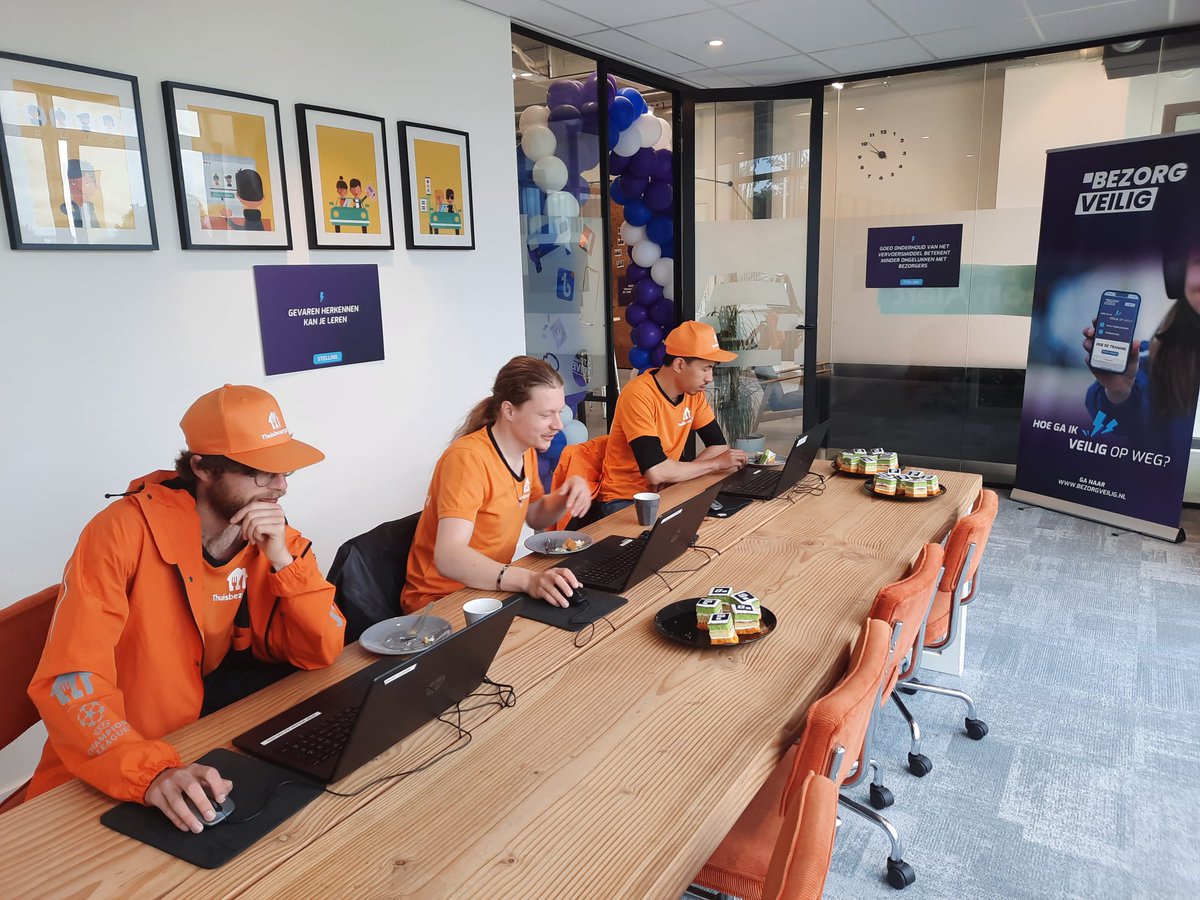 bezorgveilig's tweet image. Het was een geslaagde lanceringsdag voor @bezorgveilig! In Rotterdam, Den Haag en Utrecht maakten maaltijdbezorgers kennis met het platform. Op naar alle bezorgers veilig onderweg! #maaltijdbezorgers #verkeersveiligheid #bezorgveilig