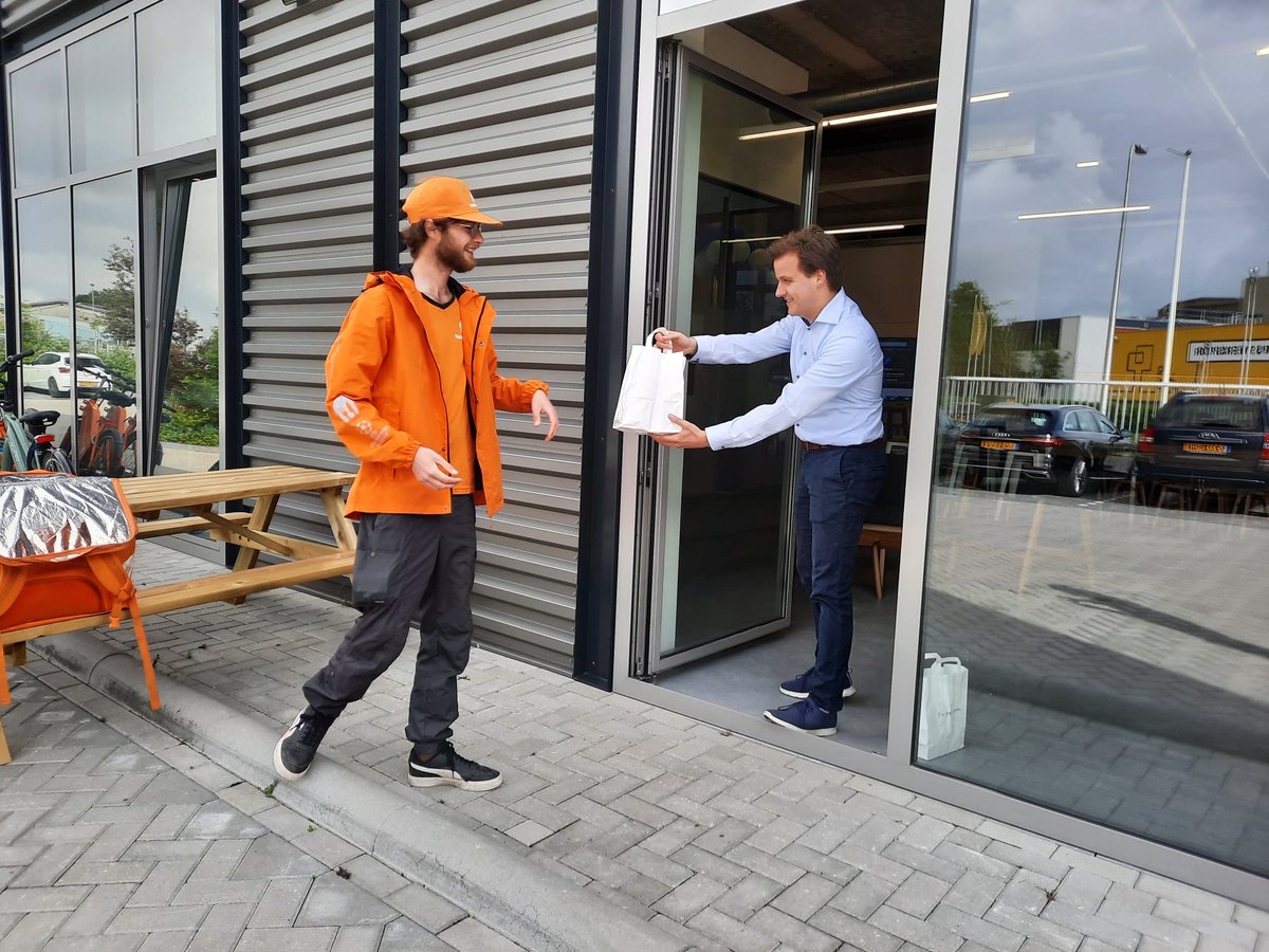 bezorgveilig's tweet image. Het was een geslaagde lanceringsdag voor @bezorgveilig! In Rotterdam, Den Haag en Utrecht maakten maaltijdbezorgers kennis met het platform. Op naar alle bezorgers veilig onderweg! #maaltijdbezorgers #verkeersveiligheid #bezorgveilig