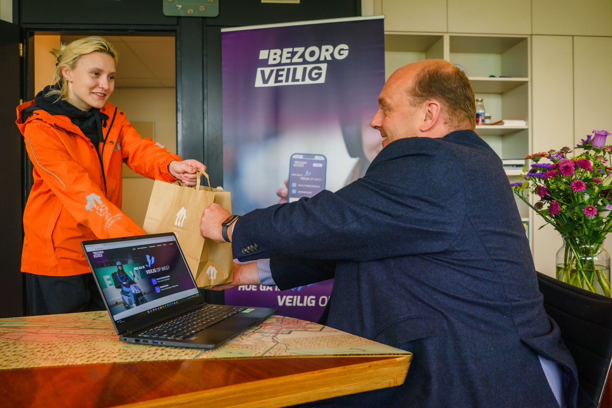 bezorgveilig's tweet image. Het was een geslaagde lanceringsdag voor @bezorgveilig! In Rotterdam, Den Haag en Utrecht maakten maaltijdbezorgers kennis met het platform. Op naar alle bezorgers veilig onderweg! #maaltijdbezorgers #verkeersveiligheid #bezorgveilig
