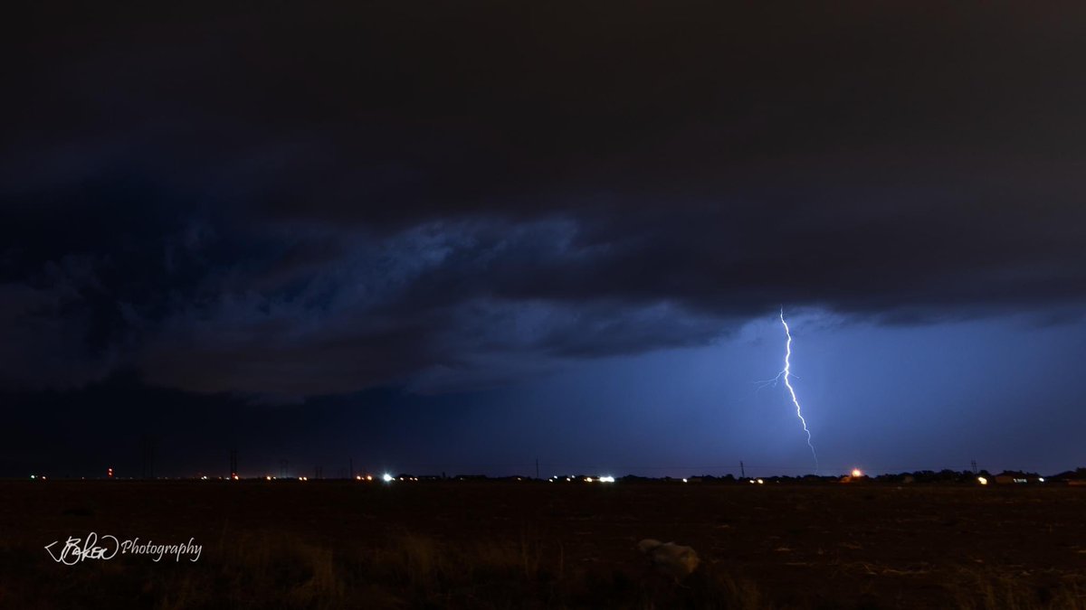 JoeBakerPhoto's tweet photo. Storm chasing in its lightest degree! 😂😂😂 No hail damage on my car! #storm #LightningStrikes #Lubbock #thunderstorms https://t.co/R6QgjLDMwV