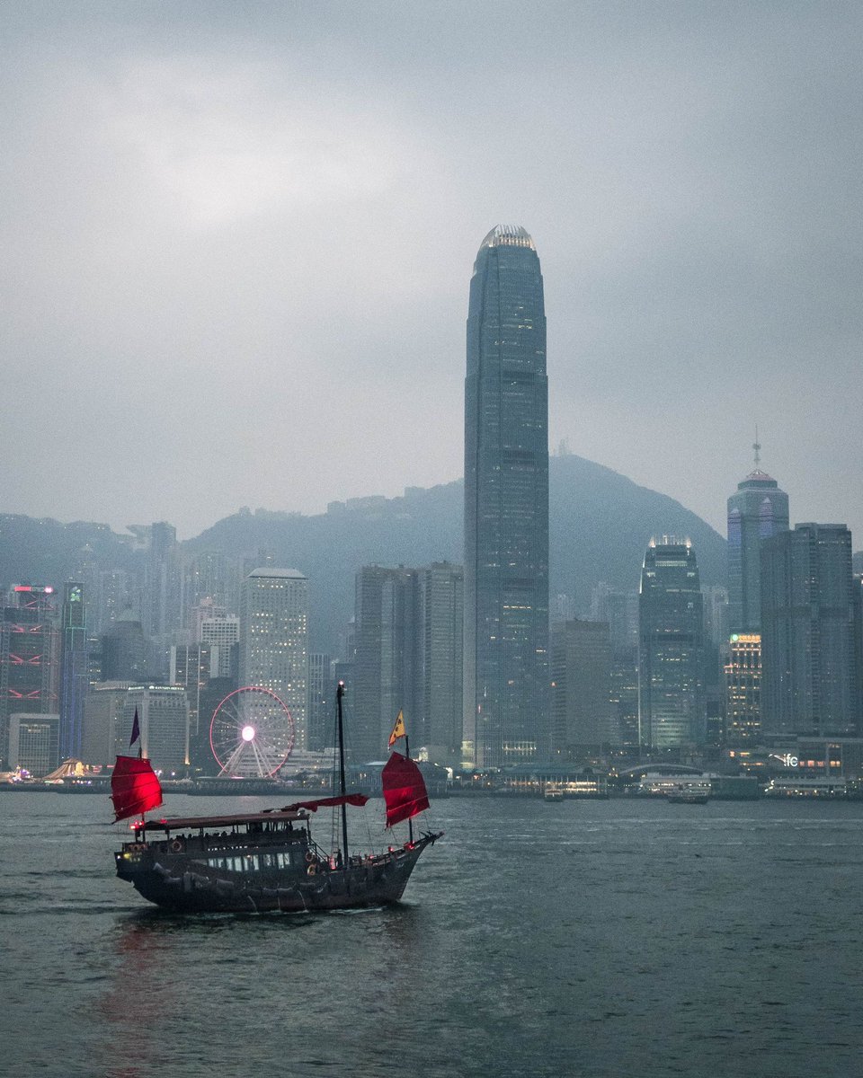 airasia's tweet photo. Guess the destination! 🤔 

Famous for its skyscrapers and rich, preserved culture, this country is a perfect go-to place for first time travellers! 🇭🇰 https://t.co/lnnSyotTon