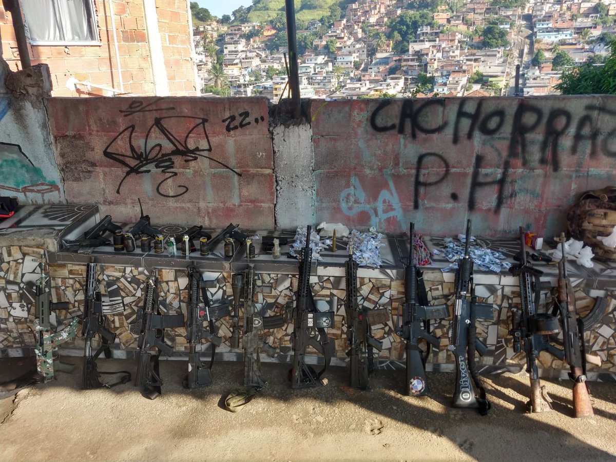 papodefavelaofc's tweet photo. 11 mortos em todo CPX. https://t.co/qbVOQMxJJS