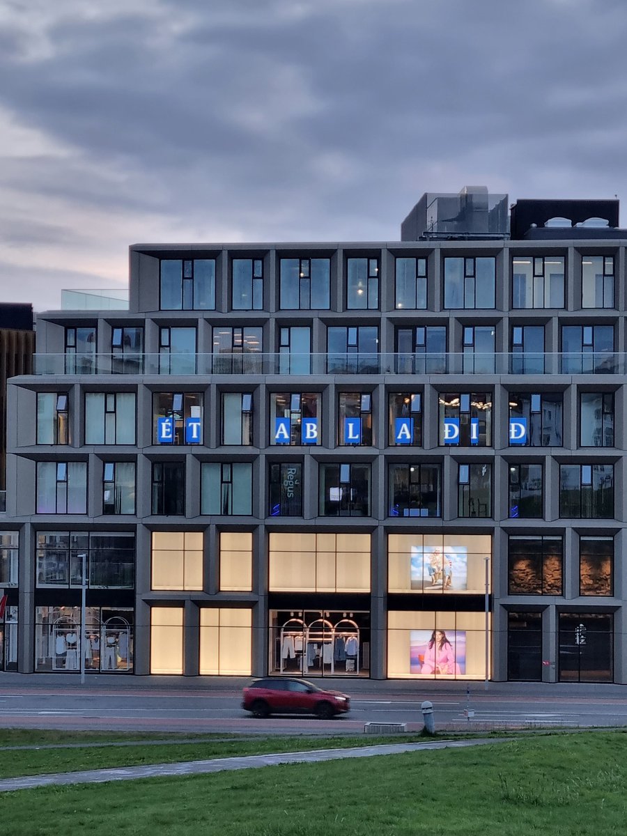 Þegar hundurinn sér bréfberann.