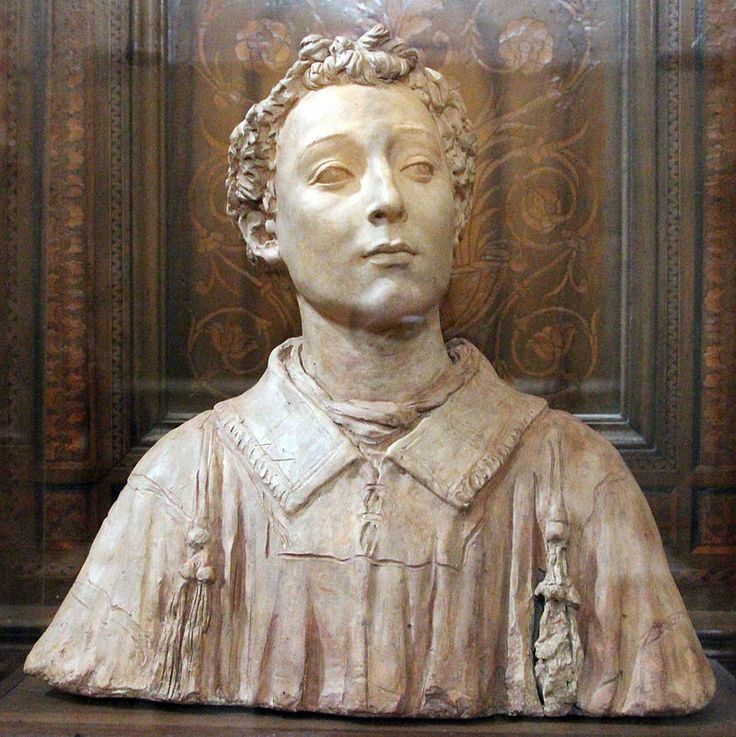 Il Busto in terracotta che ad oggi si trova all'interno della #SagrestiaVecchia è sempre stato attribuito a #Donatello e soltanto recentemente è stato avvicinato in maniera convincente a #DesideriodaSettignano, uno dei più felici interpreti della lezione del Maestro.