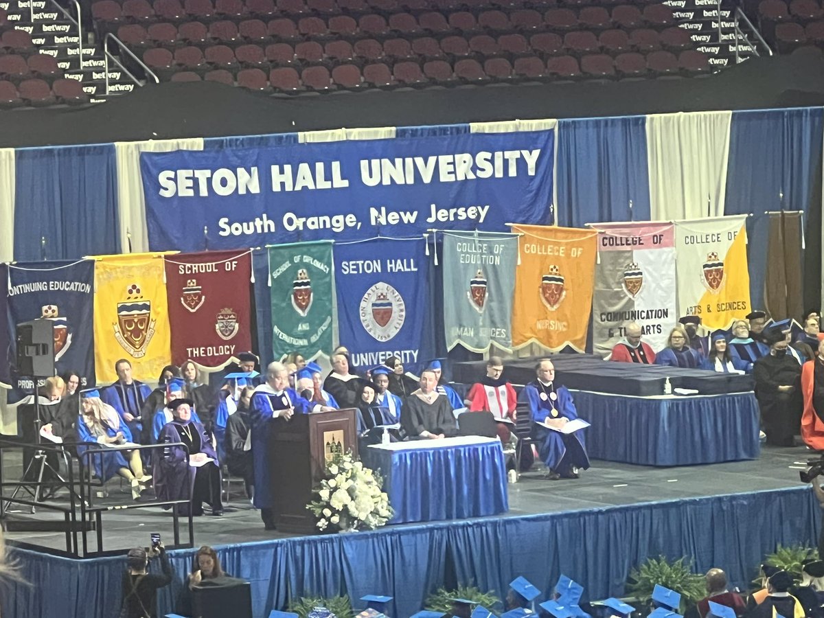 gina_arpin's tweet photo. #SetonHall2022   Congratulations Brandon. Very proud. Love Mom, Dad and Rianna https://t.co/8DUqtRUig1
