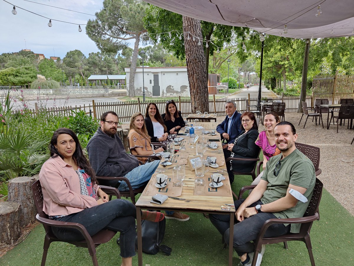 Después de la tempestad viene la calma🍃
Después de la tesis viene la celebración 💐