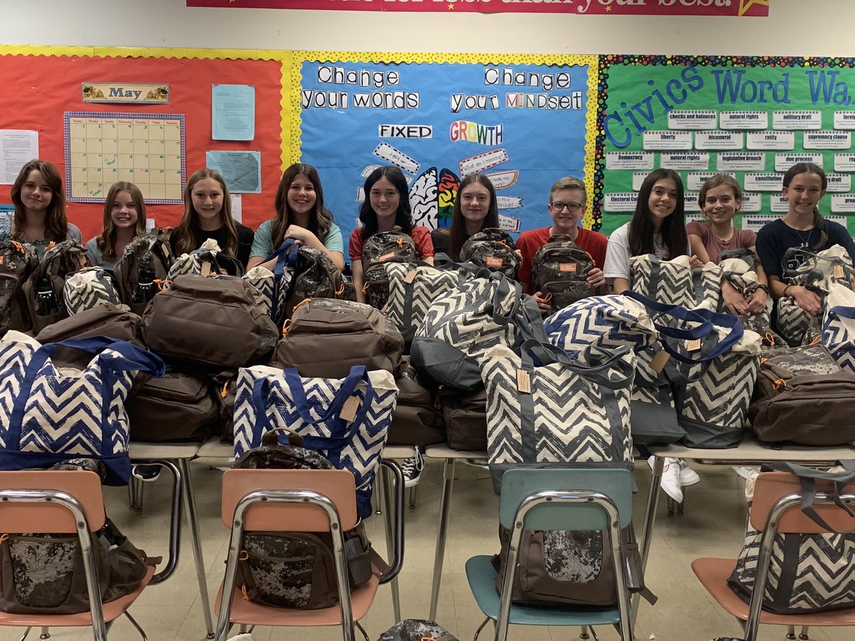 MrsBardellaCMS's tweet photo. CMS Student Government members packed 54 totes that will delivered next week to patients at Hillman Cancer Center in Washington. Thank you to the students at CMS for donating money to sponsor each tote! @WEARECMS25 @canon_mac https://t.co/qdOtWwO1ZV