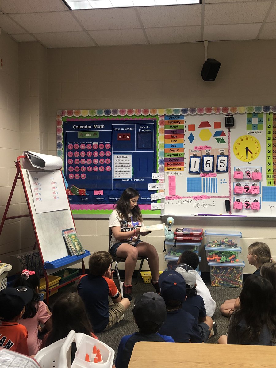 Our librarian picking out and reading a story to the 1st grade classes <a href="/HumbleISD_HHE/">Hidden Hollow Elementary</a> 💜💙❤️