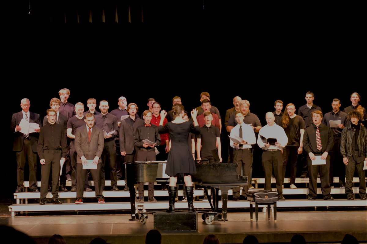 USDD's tweet image. Tremendous evening of DPHS vocal music, topped with the first ever community/alum/student performance of "Dies Irae". We look forward to collaborating with local basses, tenors and more as we continue to build this portion of our program.
#FlyAsOne
#MusicInEducation
#DPride