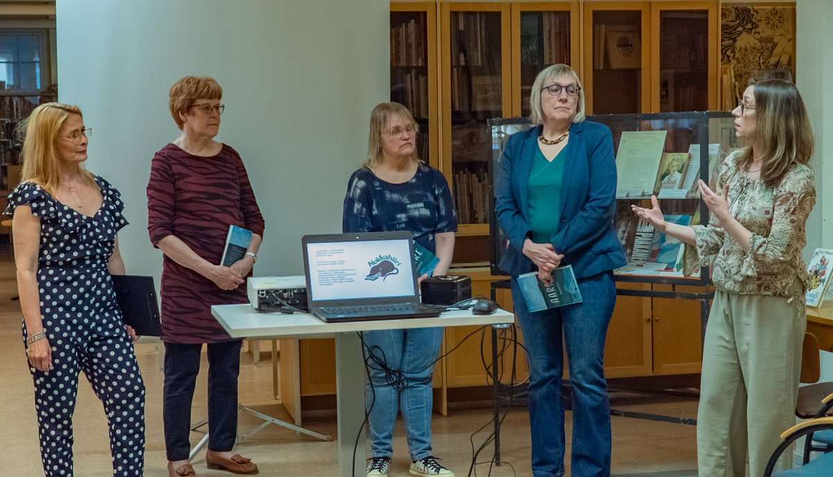 Aarre: Novelleja -selkonovellikokoelman julkkarit pidettiin 23.5. Lastenkirjainstituutissa Tampereella. Tilaisuuden veti Nina Malmberg, kirjailijoista paikalla (vasemmalta) Sisko Latvus, Mimmu Tihinen, Katariina Romppainen ja Päivi Lukkarila. #aarrenovelleja #selko #selkokirja