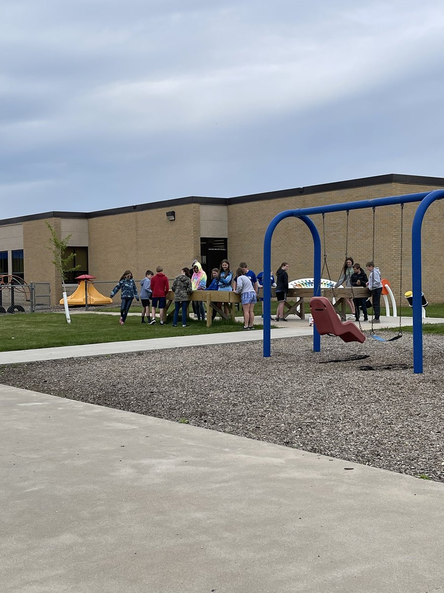 RRMR_Elementary's tweet photo. A cold last day of school. Thanks to the PTO for always giving our kids a fun last day. https://t.co/PBXiPiMQW9