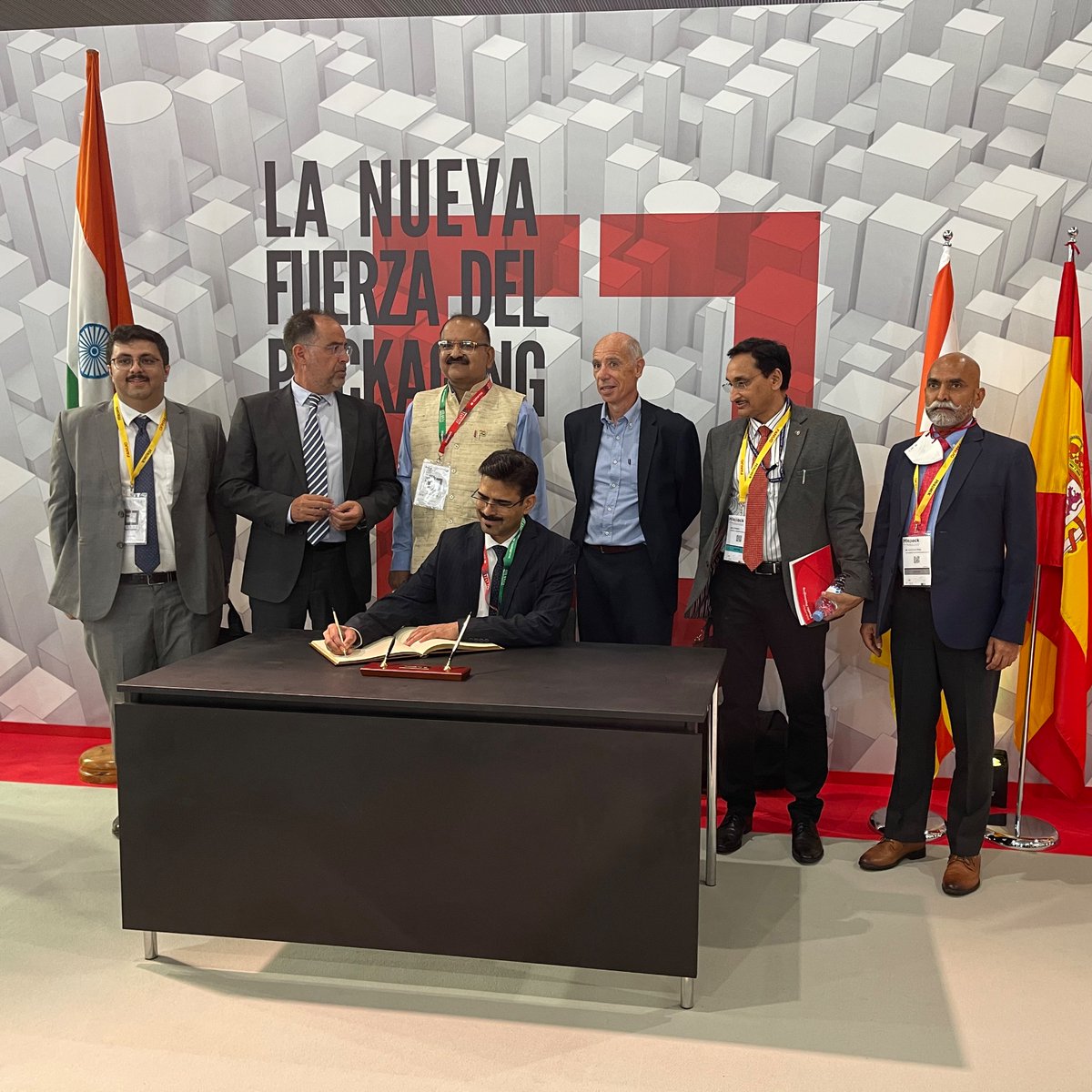 Hispackbcn's tweet photo. 🇮🇳Recepción Institucional de India en nuestro espacio IBP. Damos una cálida bienvenida a nuestros invitados especiales a #Hispack22 y @firabarcelona 🤝

La nueva fuerza del packaging es internacional 📦🌏 https://t.co/RCaMWuYTUv