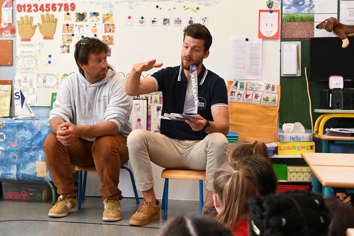 LeHavreMetro's tweet photo. Spécialité voile !
📸Aujourd'hui, notre ambassadeur sportif @Jeremiemion et le skipper @cedchateau sont intervenus dans 2 écoles du territoire.
Ils ont échangé sur leur expérience de la @TransatJV, leurs projets sportifs respectifs.

#LeHavreMetro soutient le sport de haut-niveau https://t.co/j0uvQsuQ9q