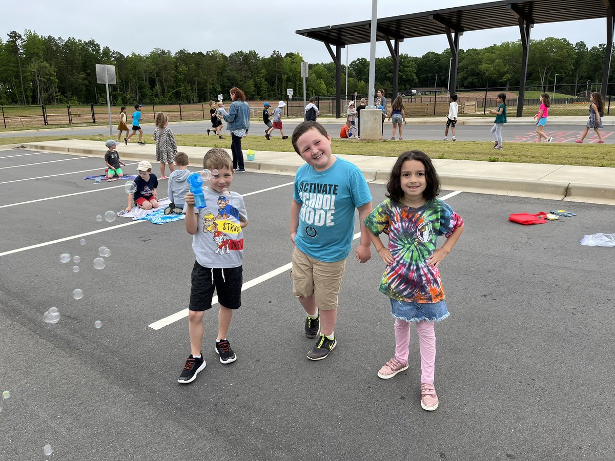 HBostardi's tweet photo. Fun in the Sun Day ☀️ @KingsTownElem https://t.co/kw92ZnbBqw