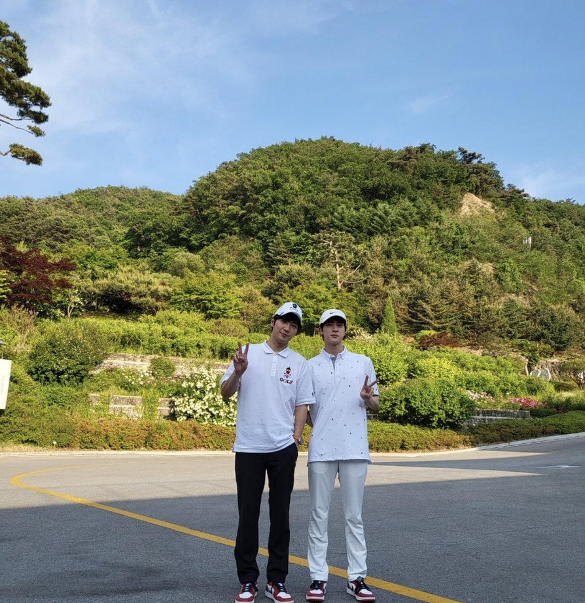 seokjinfile's tweet photo. seokjin with actor lee sangyeob???? https://t.co/eOCC9XqNxn