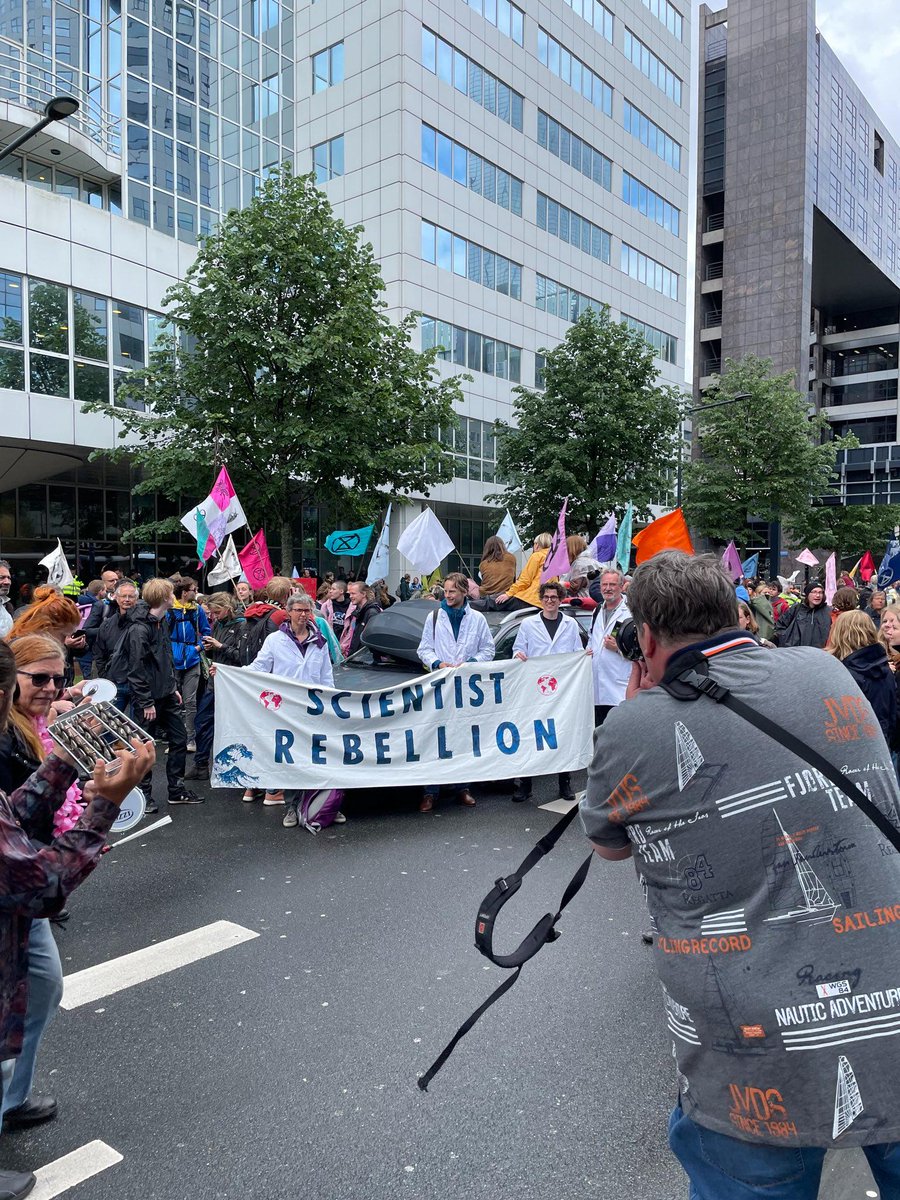 Grote blokkade op Weena in Rotterdam. Wij eisen het einde van de fossiele industrie en een klimaatrechtvaardige transitie voor werkers. Om het leven op aarde te beschermen moeten overheden en bedrijven nu doen wat nodig is. #StopFossiel #FossieleRebellie